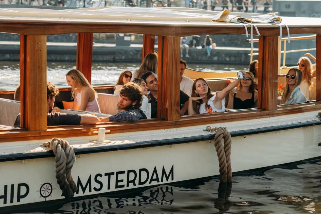 Practical tips for a successful canal cruise with children